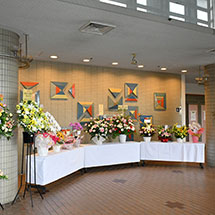 会館ロビーお祝いの花のコーナー